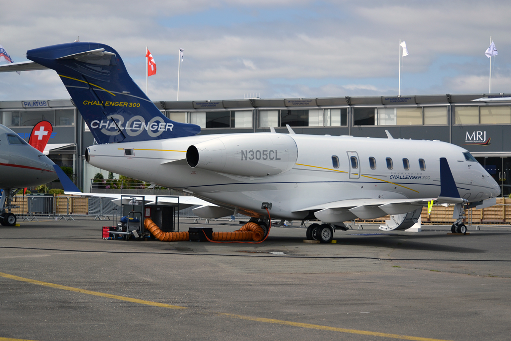 Bombardier BD-100-1A10 Challenger 300 Bombardier N305CL Paris_Le_Bourget (LBG/LFPB) June_25_2011