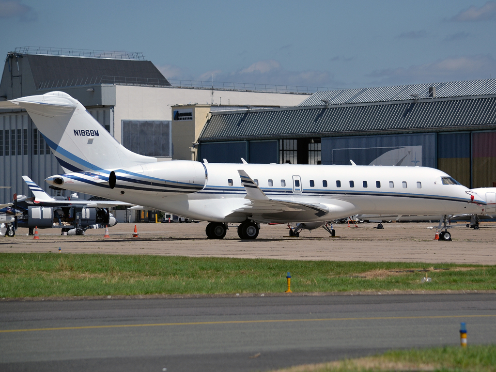 Bombardier BD-700-1A10 Global Express Untitled N1868M Paris_Le_Bourget (LBG/LFPB) June_25_2011