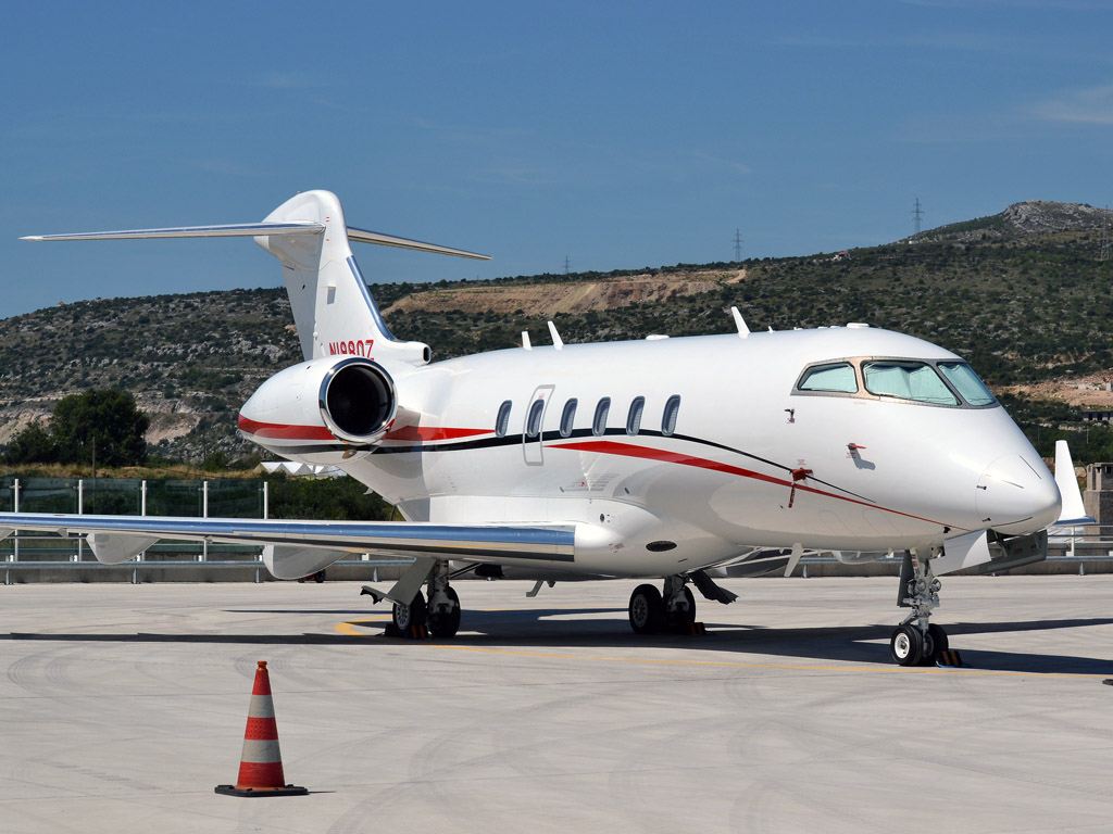 Bombardier BD-100 Challenger 300 Untitled N1980Z Split_Resnik (SPU/LDSP) August_6_2011