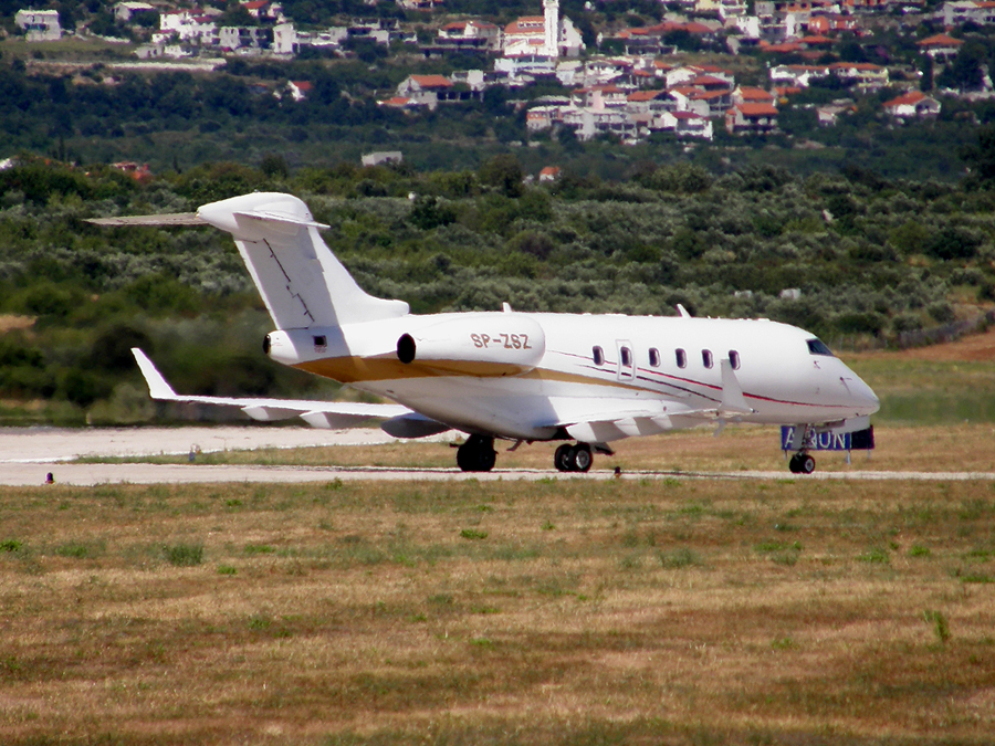 Bombardier BD-100-1A10 Challenger 300 Untitled SP-ZSZ Split_Resnik (SPU/LDSP) August_7_2010