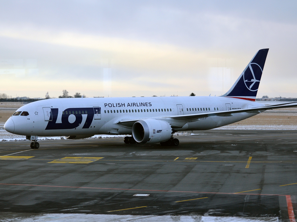 B787-85D LOT Polish Airlines SP-LRA Prague_Ruzyne (PRG/LKPR) January_12_2013