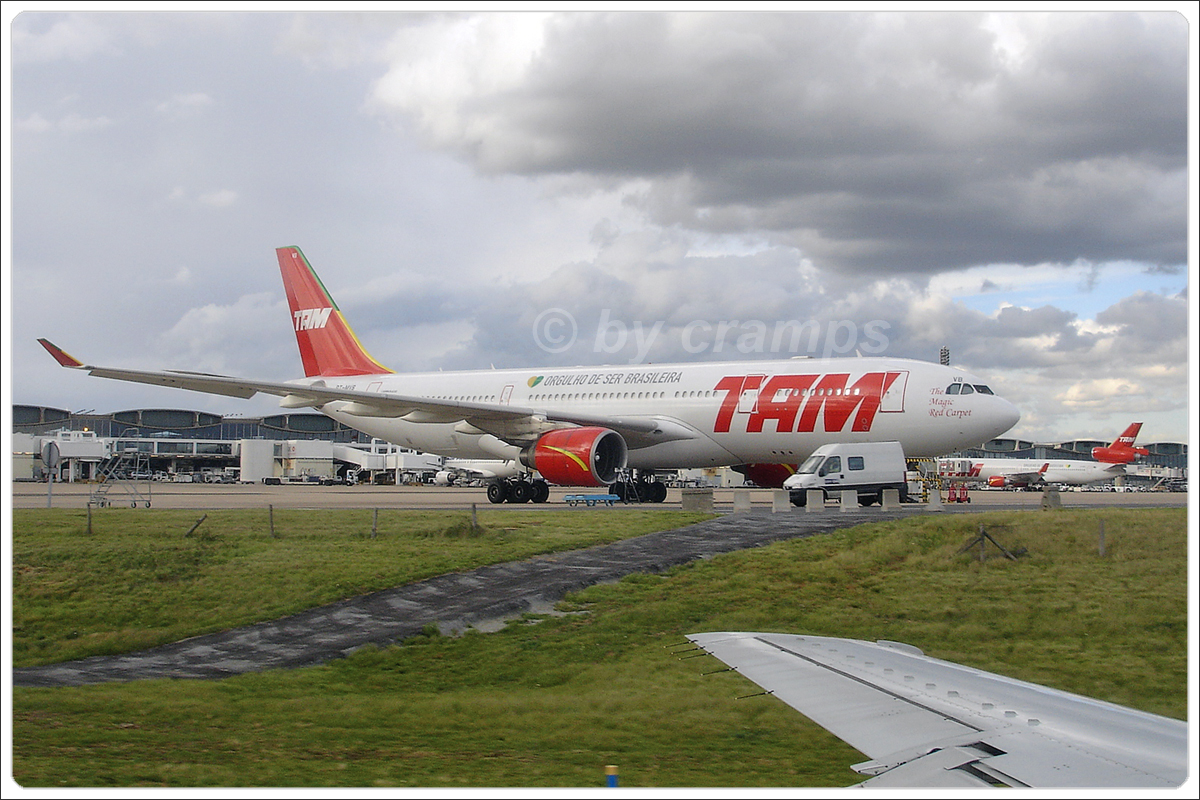 A330-223 TAM PT-MVB Paris_Charles_de_Gaulle June_25_2007