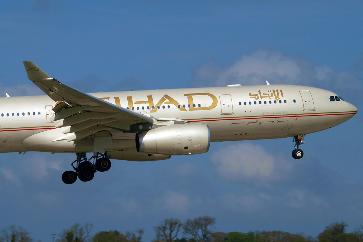 A330-243 Etihad Airways A6-EYJ Dublin_Collinstown April_14_2009