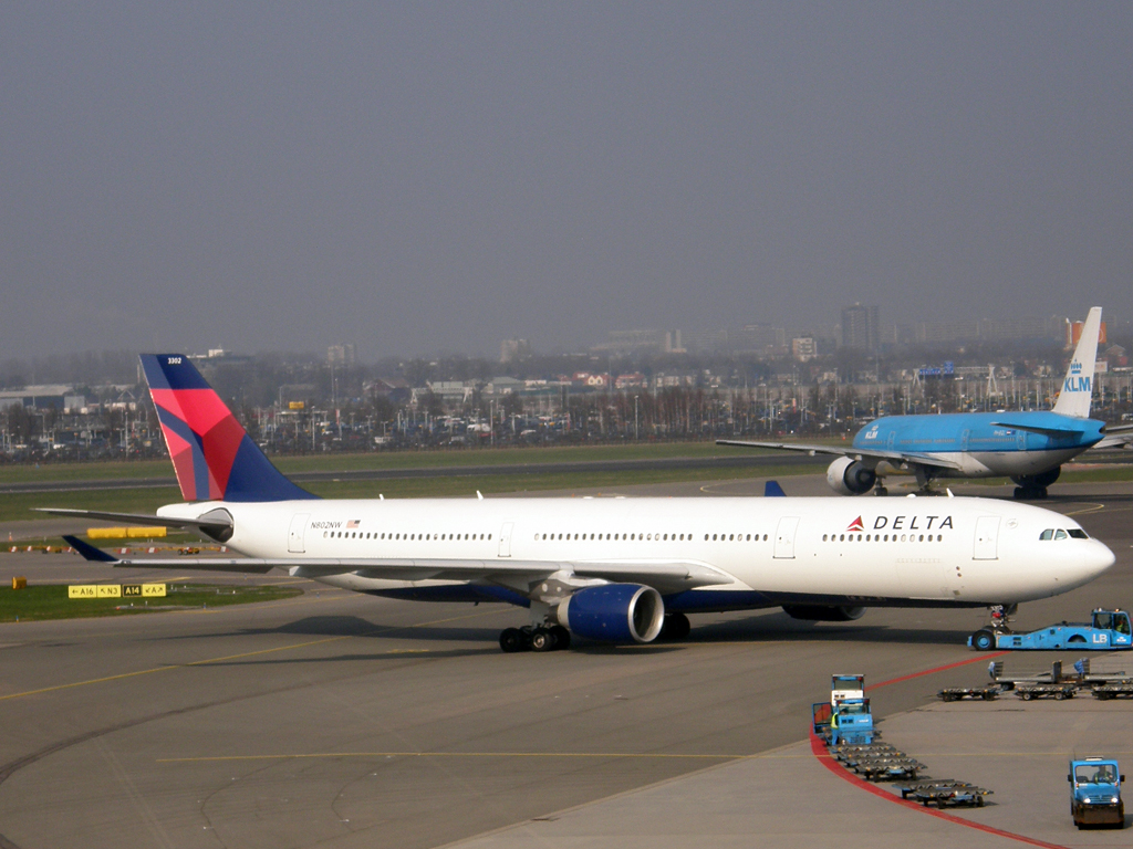 A330-323X Delta Air Lines N802NW Amsterdam_Schiphol March_16_2011