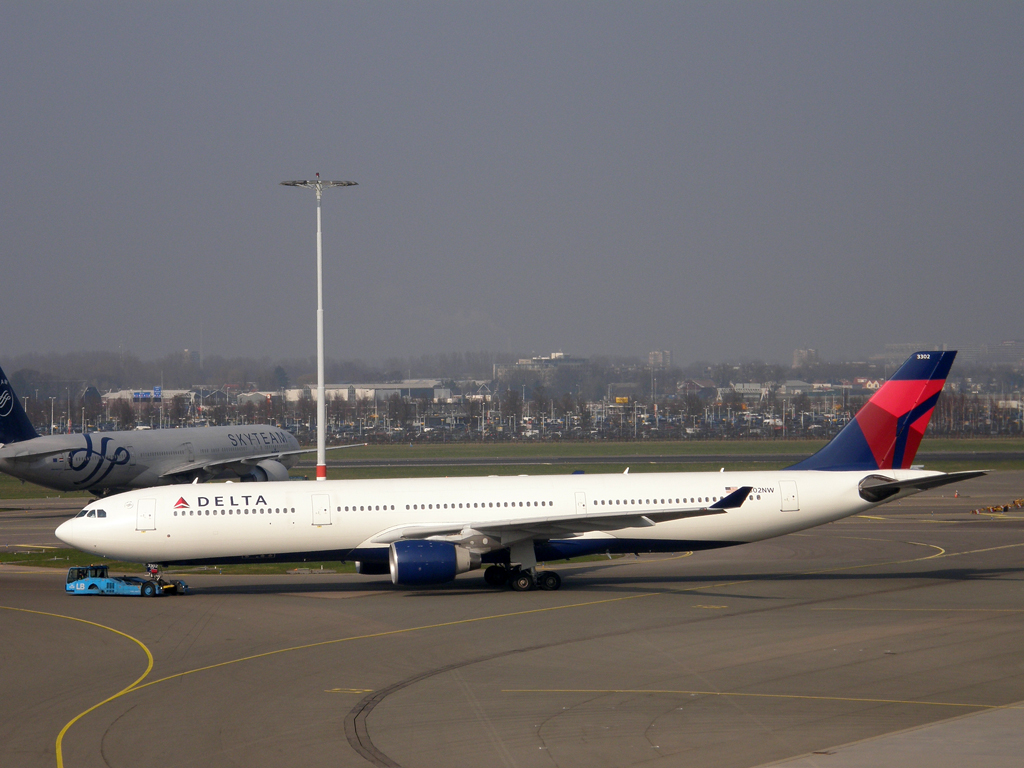 A330-323X Delta Air Lines N802NW Amsterdam_Schiphol March_16_2011