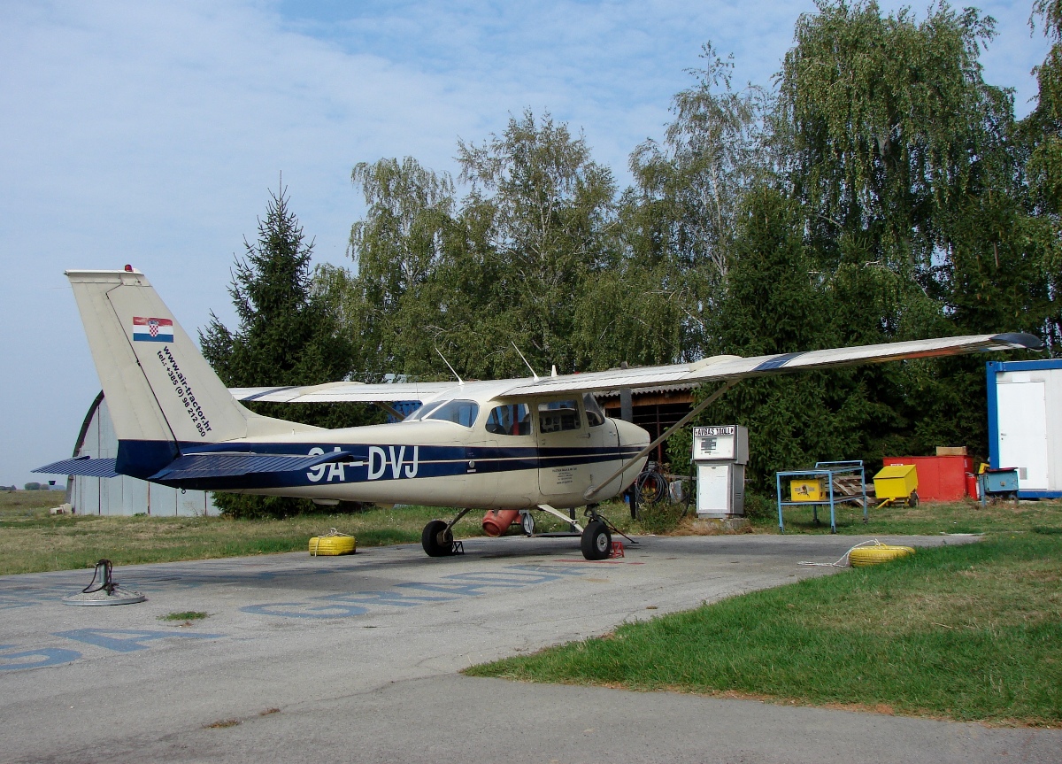 Cessna 172K, 9A-DVJ, Air-Tractor, Osijek-Cepin (OSI/LDOC), September_10_2009.