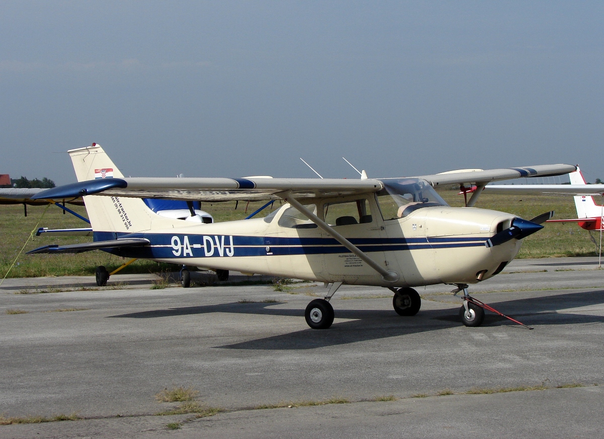 Cessna 172K, 9A-DVJ, Air-Tractor, Osijek-Cepin (OSI/LDOC), September_10_2009.