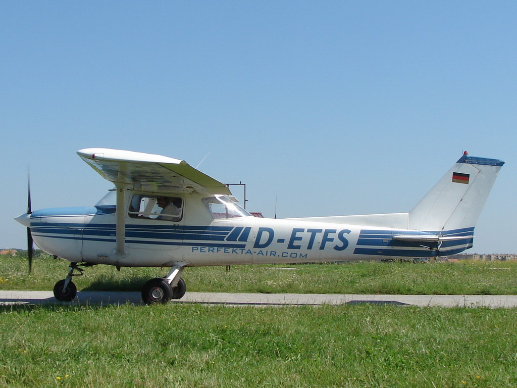 Cessna 150L Perfekta Air D-ETFS Osijek-Klisa LDOC June_22_2008