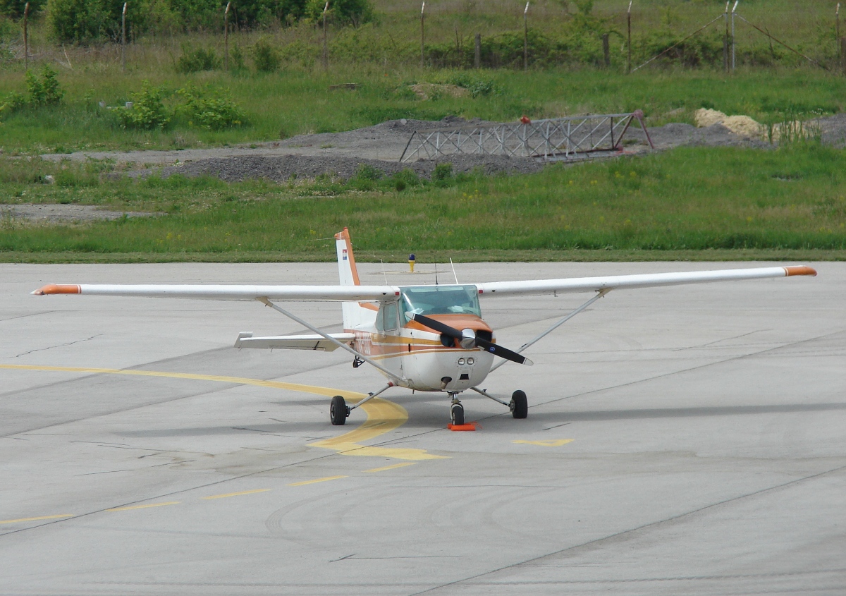 Cessna 172N Skyhawk 100 II, 9A-DDD, ECOS Pilot School, Osijek-Klisa (OSI/LDOS) May_06_2009.