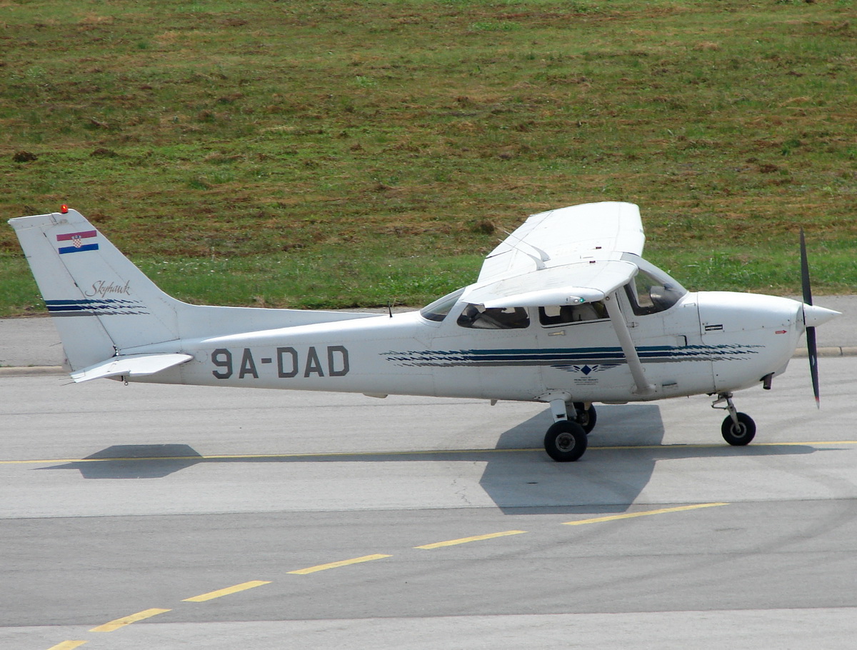 Cessna 172R Skyhawk Fakultet Prometnih znanosti 9A-DAD Osijek-KLisa (OSI/LDOS) July_21_2010