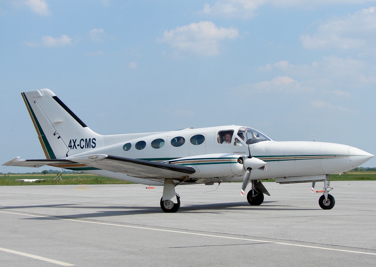 Cessna 414 Chancellor Untitled 4X-CMS Osijek_Klisa (OSI/LDOS) May_21_2009