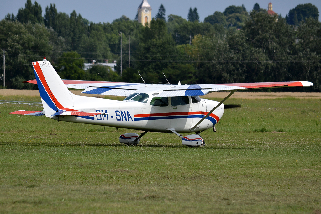 Cessna 172P Skyhawk Slovensky Narodny Aeroklub OM-SNA Holic (LZHL) July_23_2011