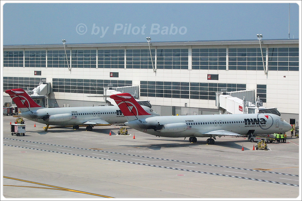 DC-9-41 Northwest Airlines N758NW Detroit Metropolitan Wayne County Airport August_2_2007