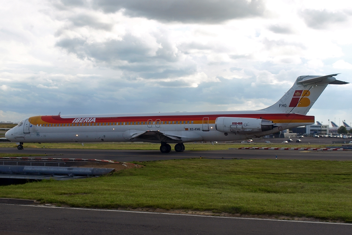 MD-88 Iberia EC-FHG Paris_Charles_de_Gaulle June_25_2007