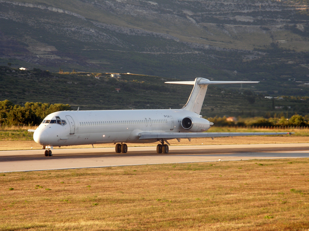 MD-82 (DC-9-82) Bukovyna Aviation UR-CJA Split_Resnik August_7_2010