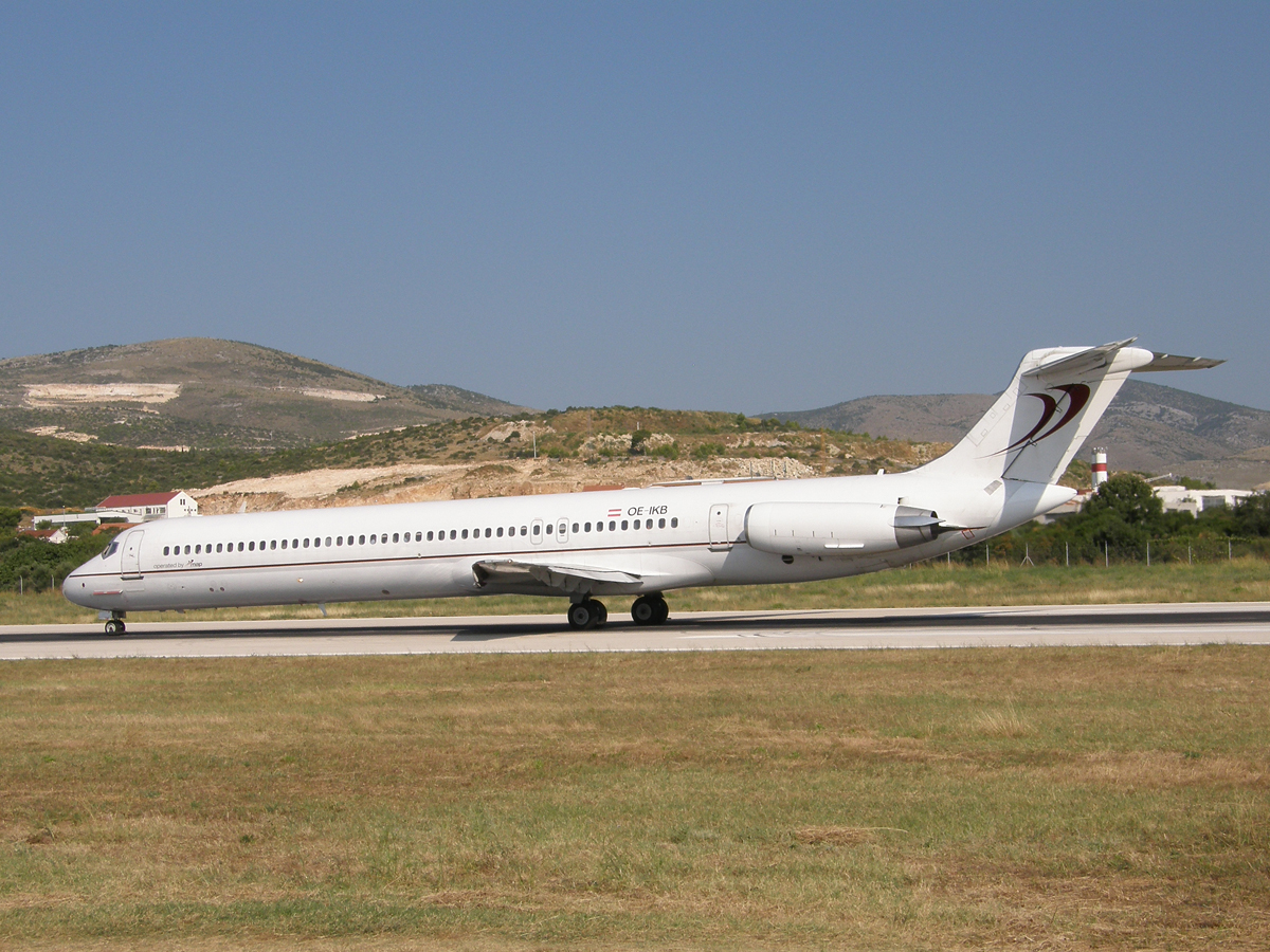 MD-83 (DC-9-83) MAP Executive Flightservice OE-IKB Split_Resnik August_08_2009