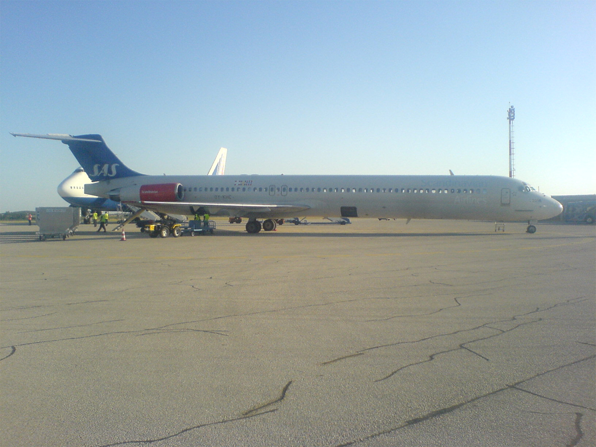 MD-82 (DC-9-82) SAS OY-KHC Pula June_25_2007