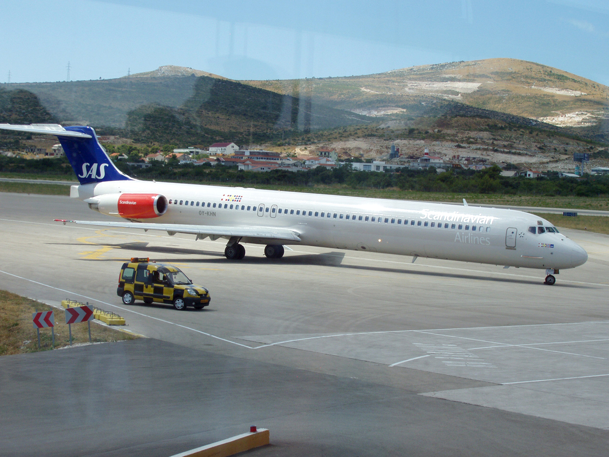 MD-81 (DC-9-81) SAS Scandinavian Airlines OY-KHN Split_Resnik August_8_2006