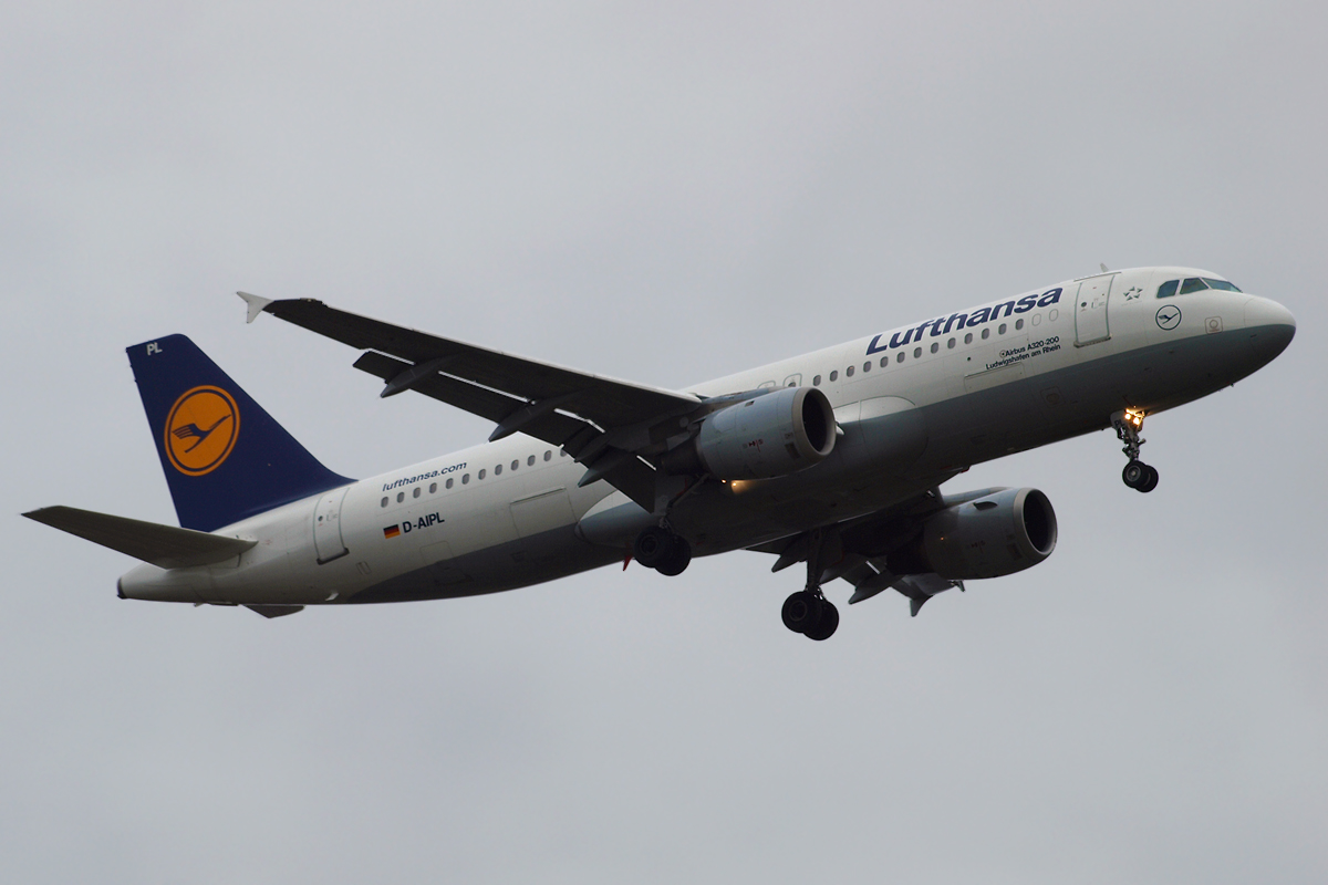 A320-211 Lufthansa D-AIPL London_Heathrow November_13_2010