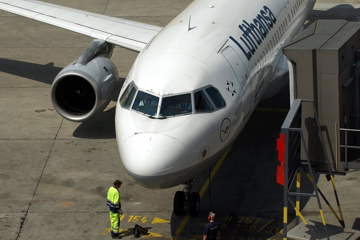 A320-211 Lufthansa D-AIPT Berlin_Tegel May_31_2008