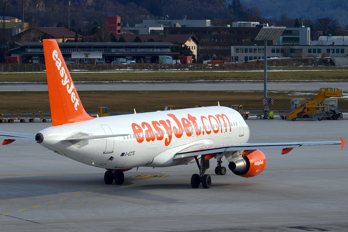 A320-214 EasyJet Airline G-EZTE Salzburg January_9_2011