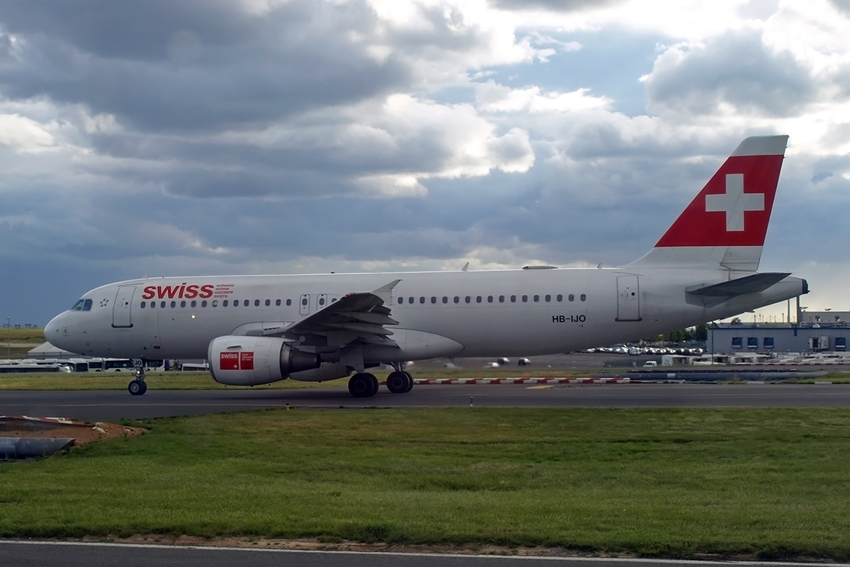 A320-214 Swiss International Air Lines HB-IJO Paris_Charles_de_Gaulle June_25_2007