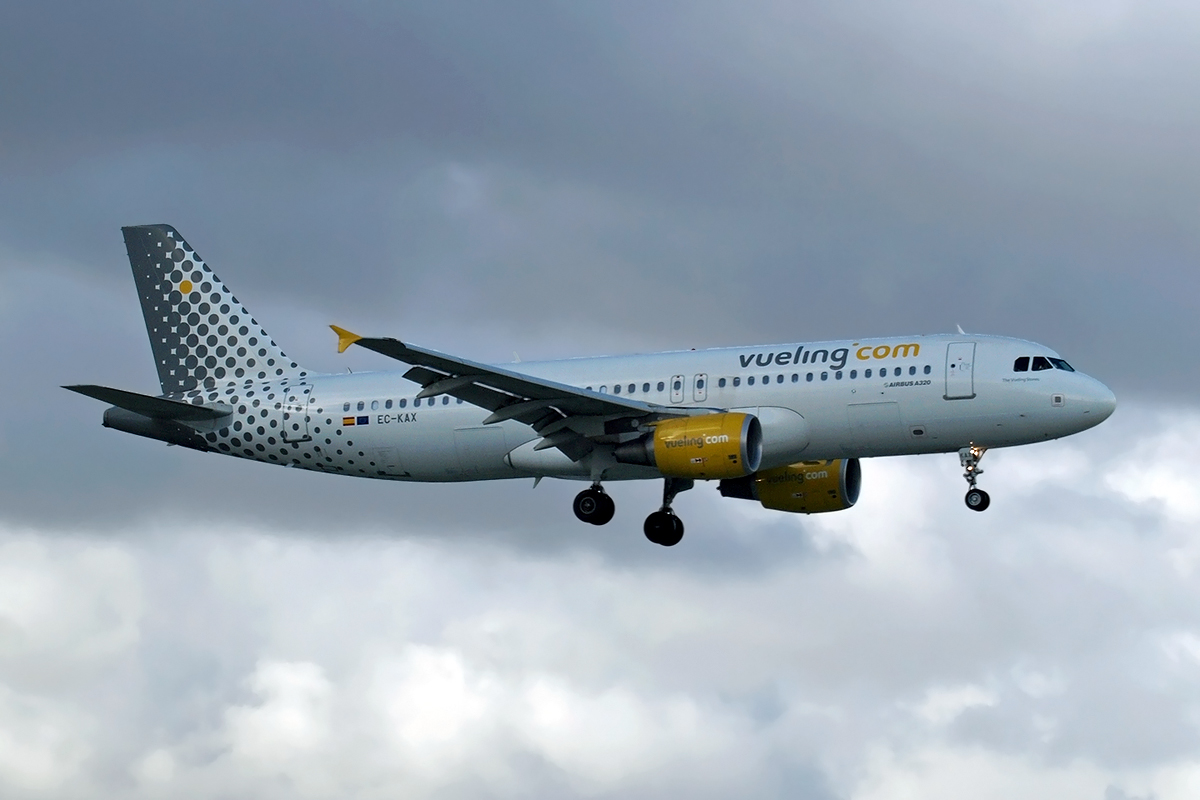 A320-214 Vueling Airlines EC-KAX Amsterdam_Schiphol March_25_2008