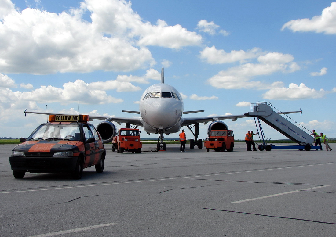 A320-212 Sky Bosnia E7-SKB Osijek_Klisa (OSI/LDOS) June_13_2012