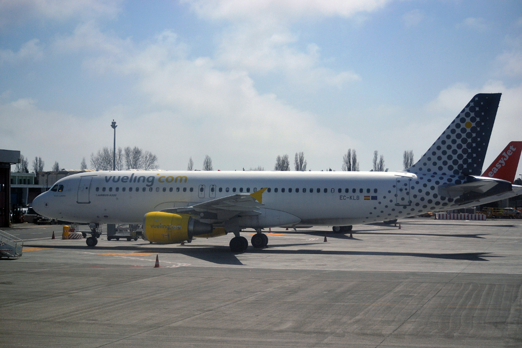 A320-214 Vueling Airlines EC-KLB Rome_Fiumicino (FCO/LIRF) March_31_2015