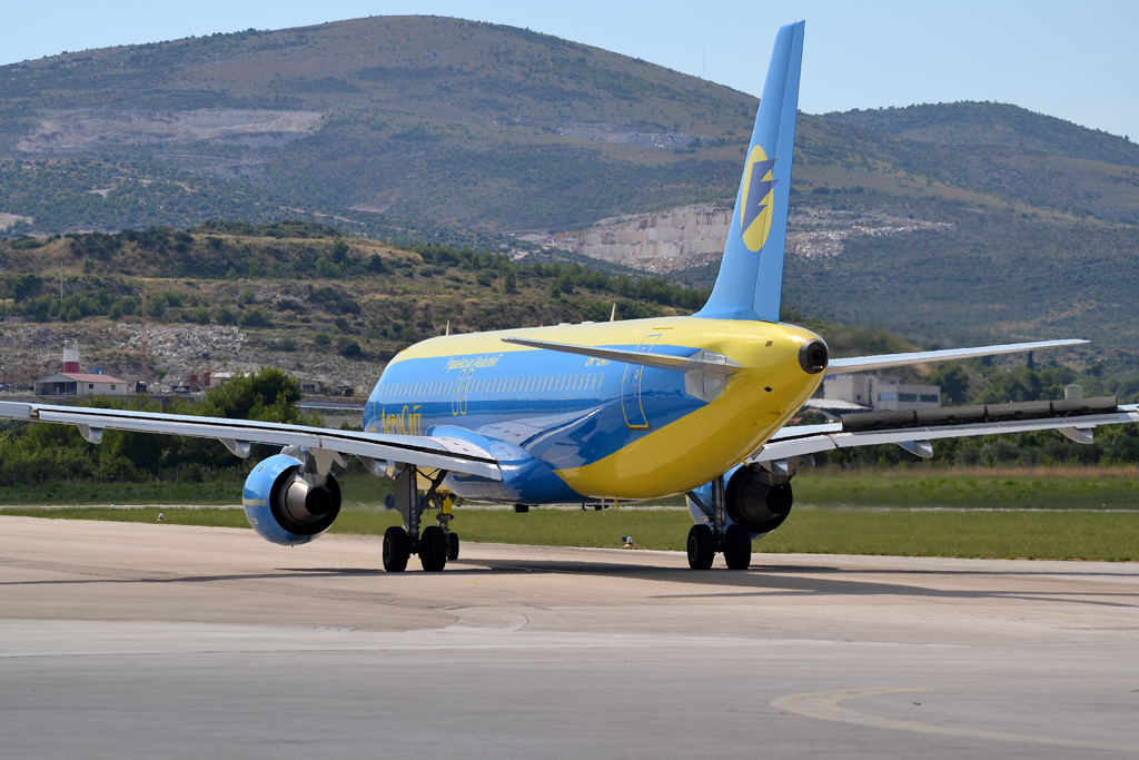 A320-212 AeroSvit Ukrainian Airlines UR-DAH Split_Resnik (SPU/LDSP) July_30_2011