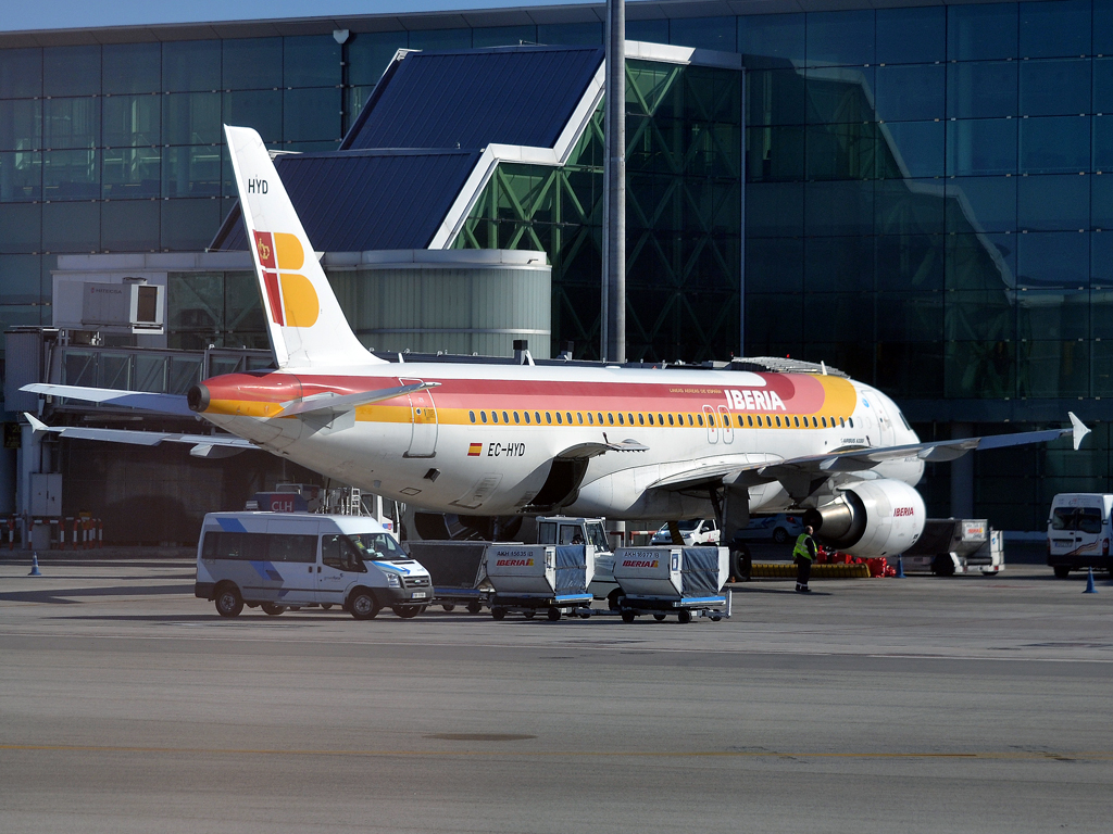 A320-214 Iberia EC-HYD Barcelona (BCN/LEBL) February_07_2012