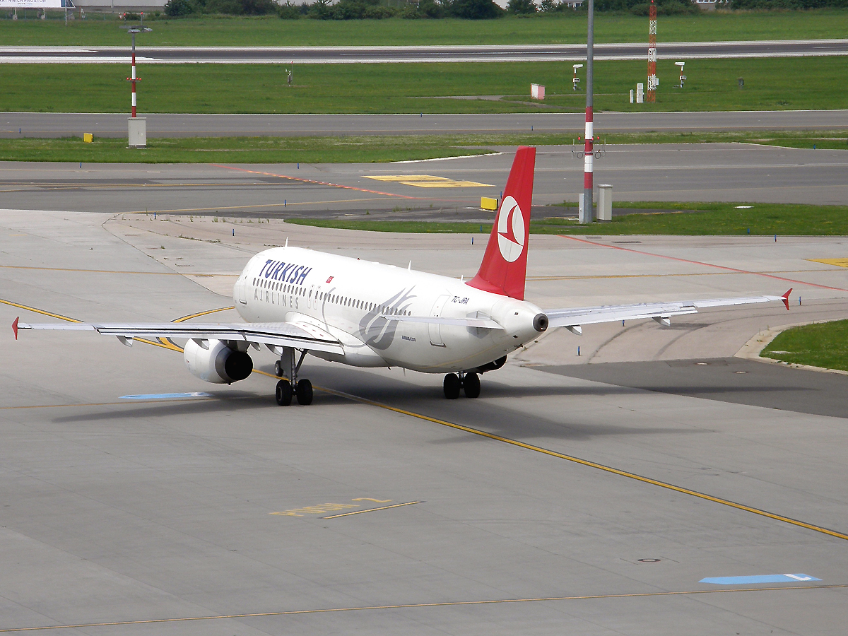 A320-232 Turkish Airlines TC-JPA Prague_Ruzyne July_02_2009