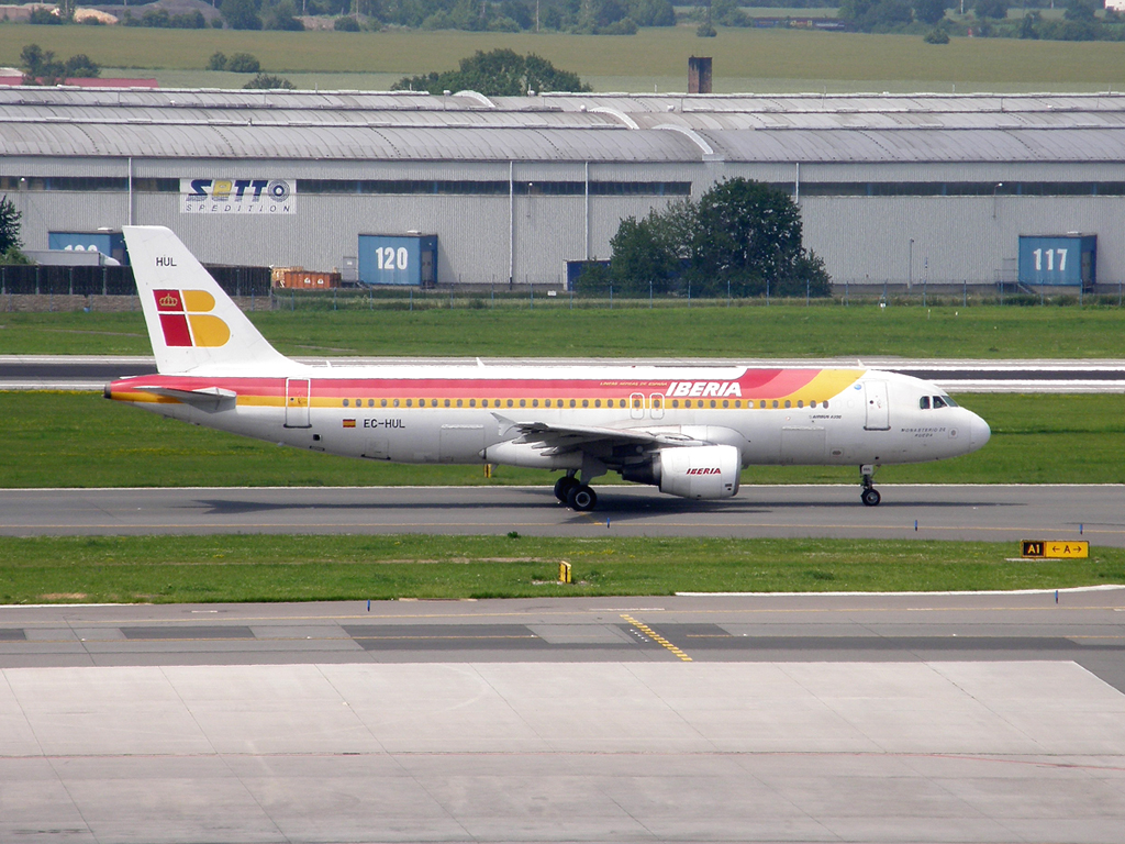 A320-214 Iberia EC-HUL Prague_Ruzyne July_02_2009