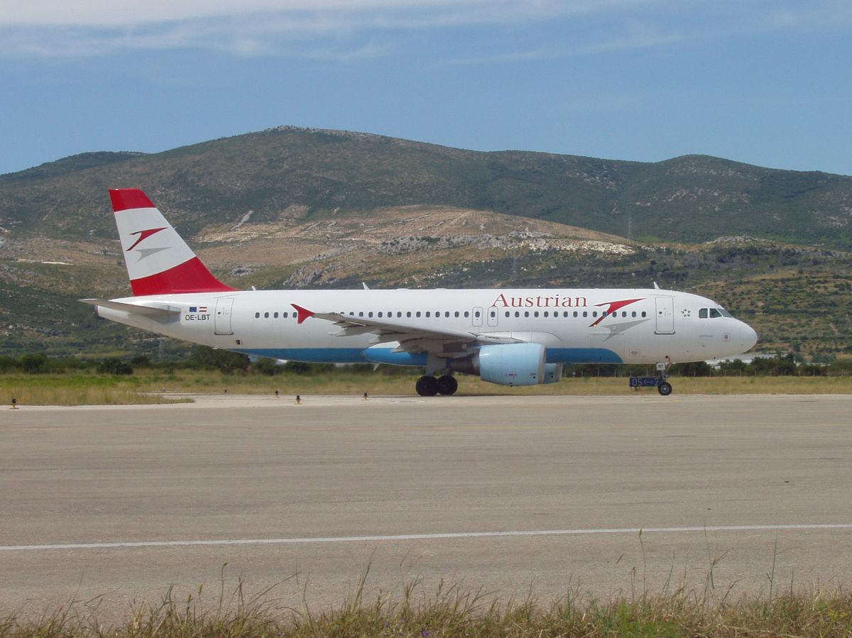 A320-214 Austrian Airlines OE-LBT Split_Resnik (SPU/LDSP) August_9_2008