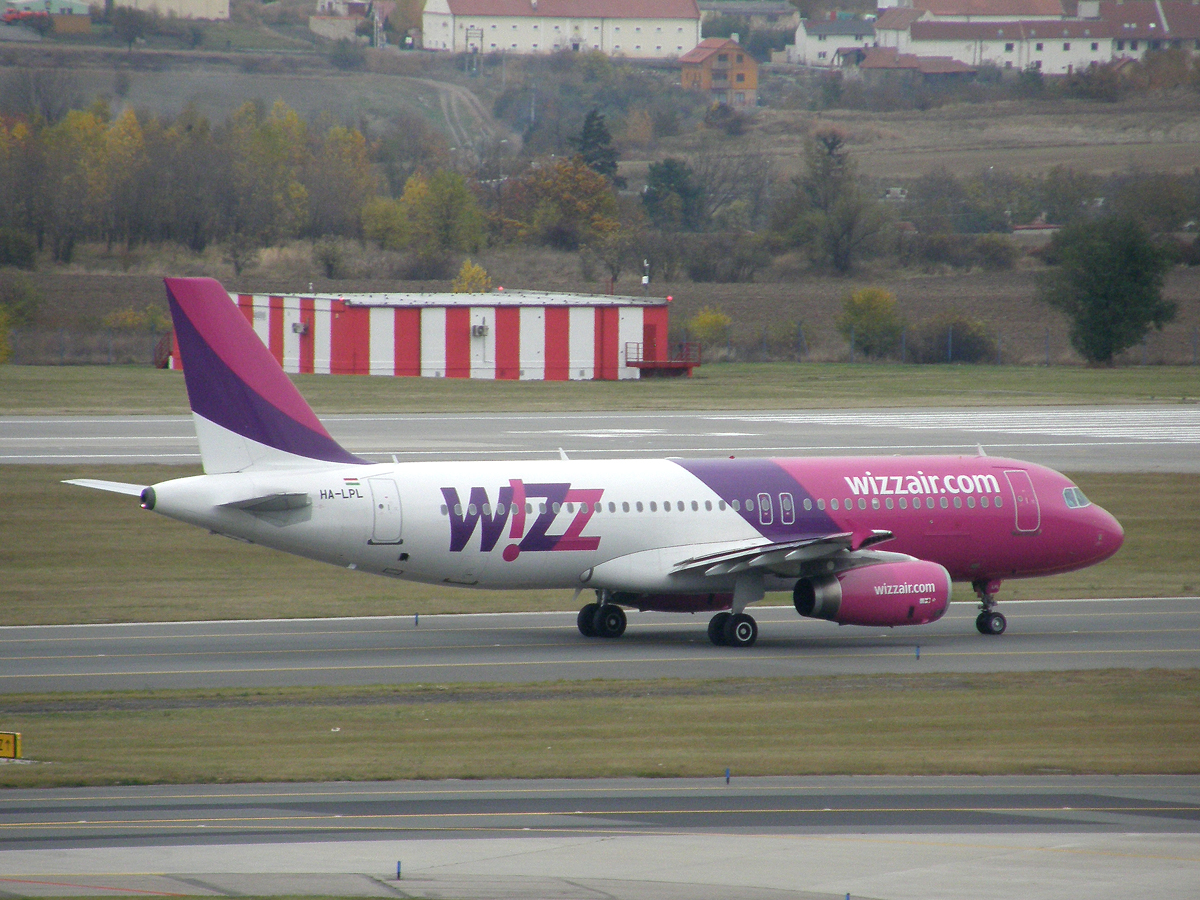 A320-232 Wizz Air HA-LPL Prague_Ruzyne October_28_2009