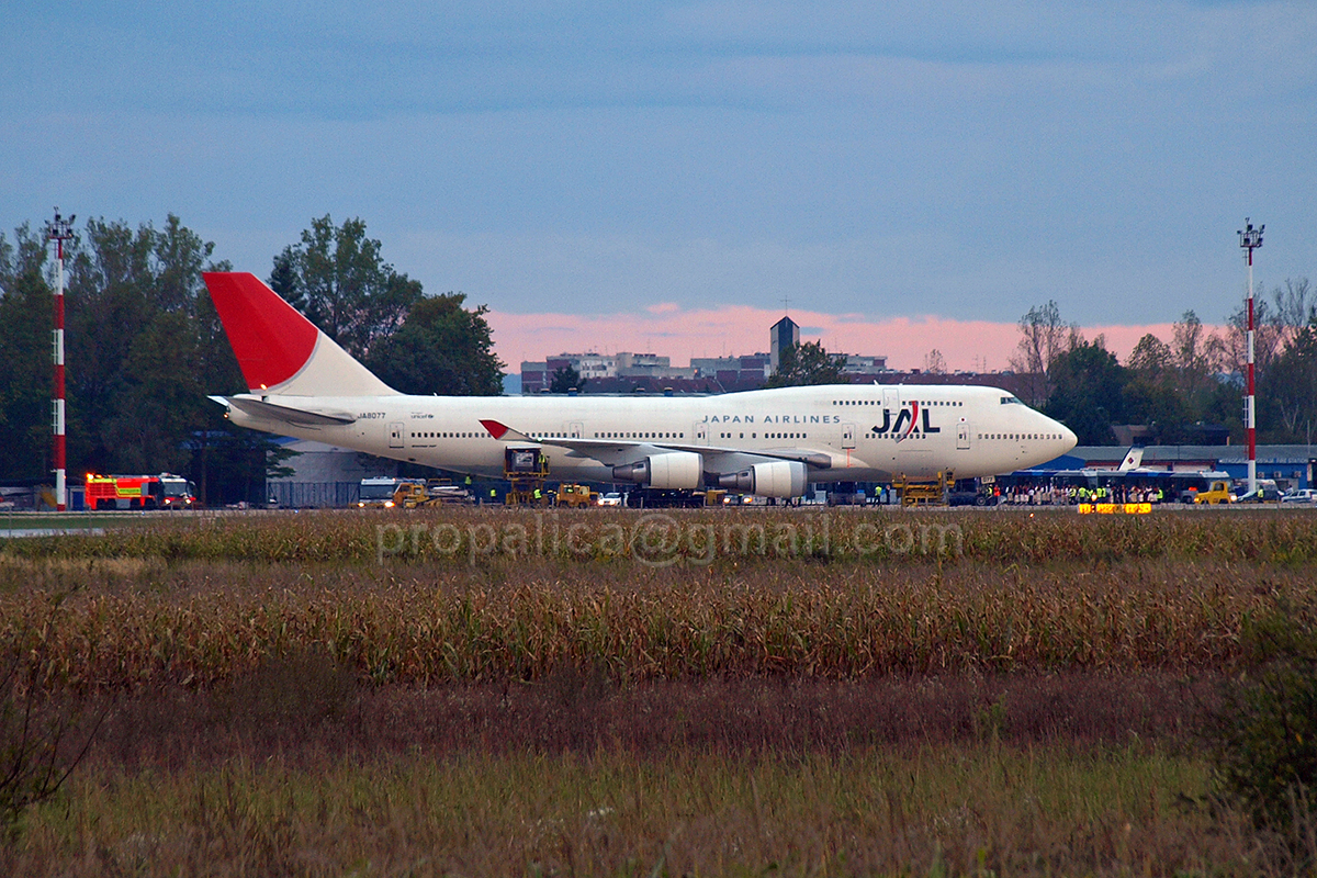 B747-446 Japan Airlines - JAL JA8077 Zagreb_Pleso September_8_2007