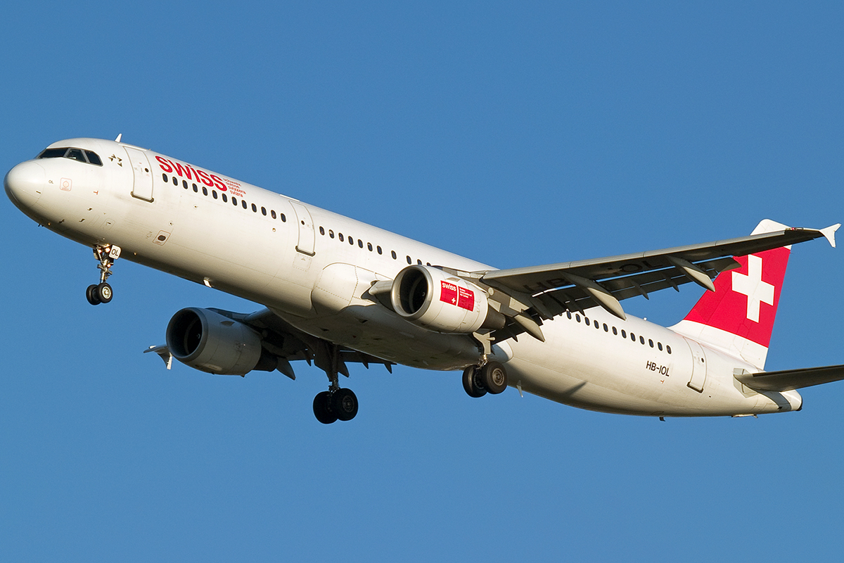 A321-111 Swiss International Air Lines HB-IOL Wien_Schwechat April_8_2007