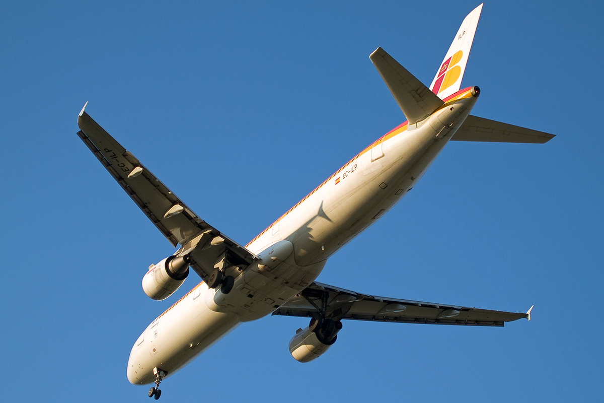 A321-211 Iberia EC-ILP Wien_Schwechat April_8_2007