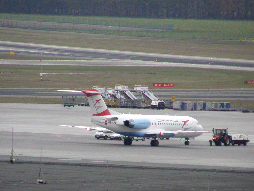 Fokker 70 (F-28-0070) Austrian Arrows (Tyrolean Airways) OE-LFL Prague_Ruzyne October_28_2009