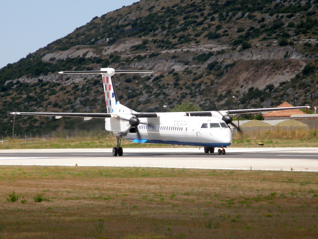 DHC-8-402Q Dash 8 Croatia Airlines 9A-CQD Split_Resnik August_7_2010