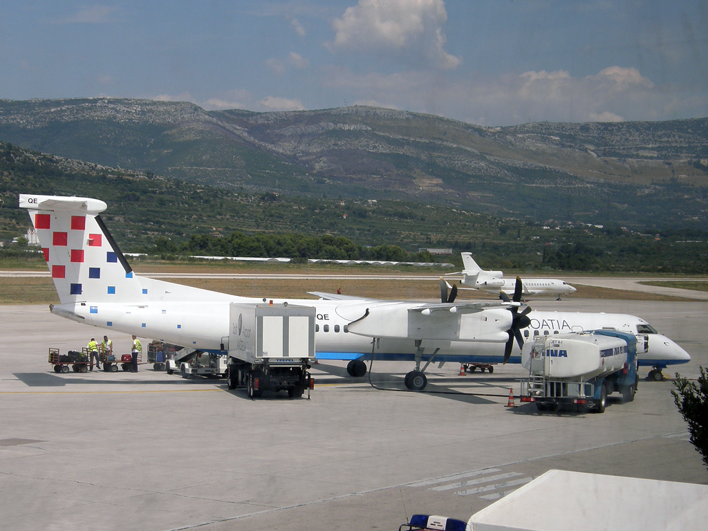 DHC-8-402Q Dash 8 Croatia Airlines 9A-CQE Split_Resnik August_11_2010