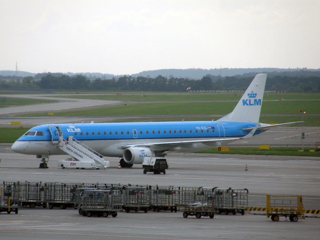 ERJ-190-100STD KLM Cityhopper PH-EZL Prague_Ruzyne (PRG/LKPR) August_11_2010