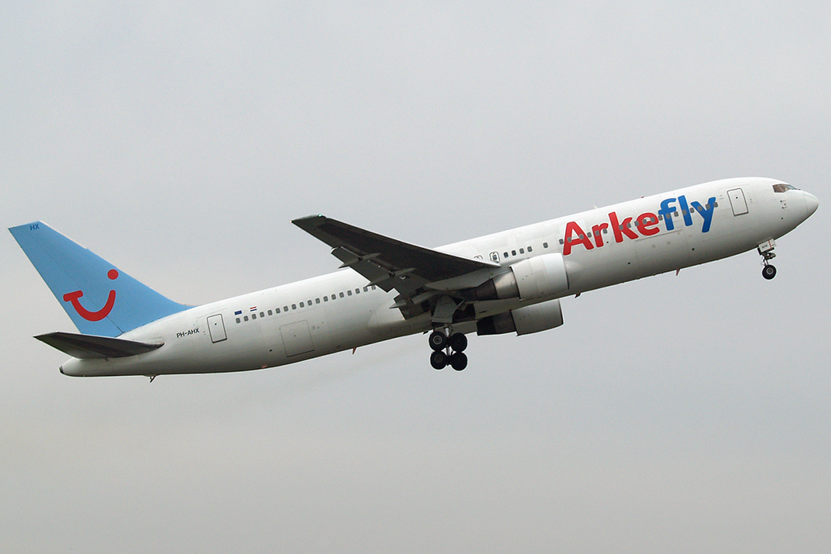 B767-383/ER ArkeFly PH-AHX Amsterdam_Schiphol April_15_2006