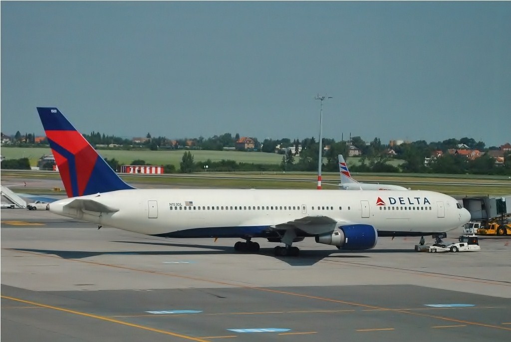 B767-3P6/ER Delta Air Lines N153DL Prague_Ruzyne July_03_2010