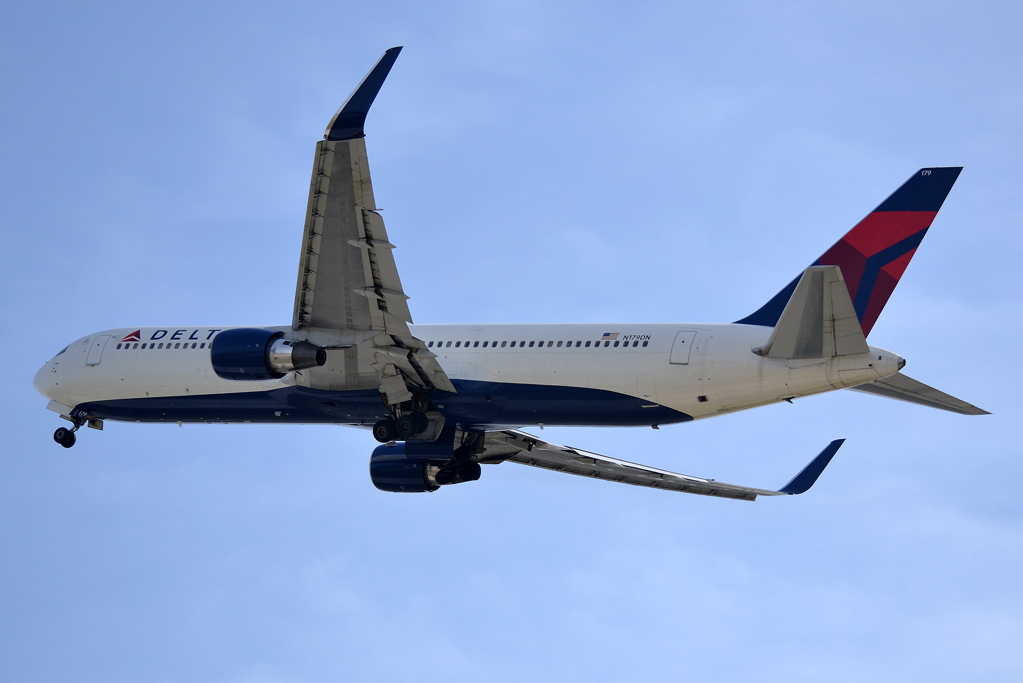 B767-332/ER Delta Air Lines N197DN Prague_Ruzyne (PRG/LKPR) October_05_2013