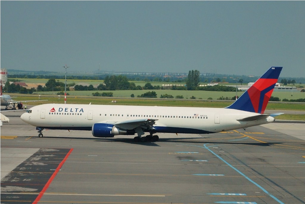 B767-3P6/ER Delta Air Lines N153DL Prague_Ruzyne July_03_2010