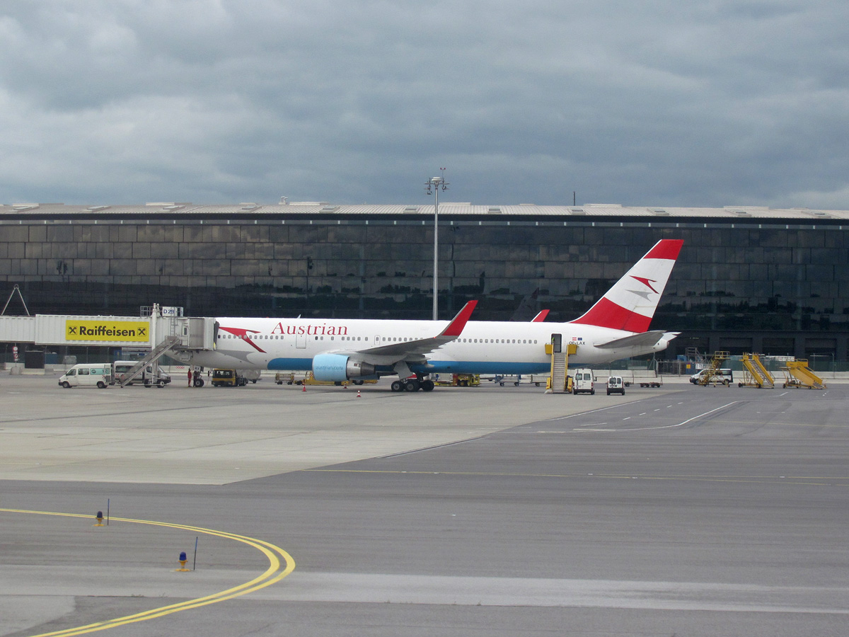 B767-3Z9/ER Austrian_Airlines OE-LAX Wien_Schwechat June_1_2010