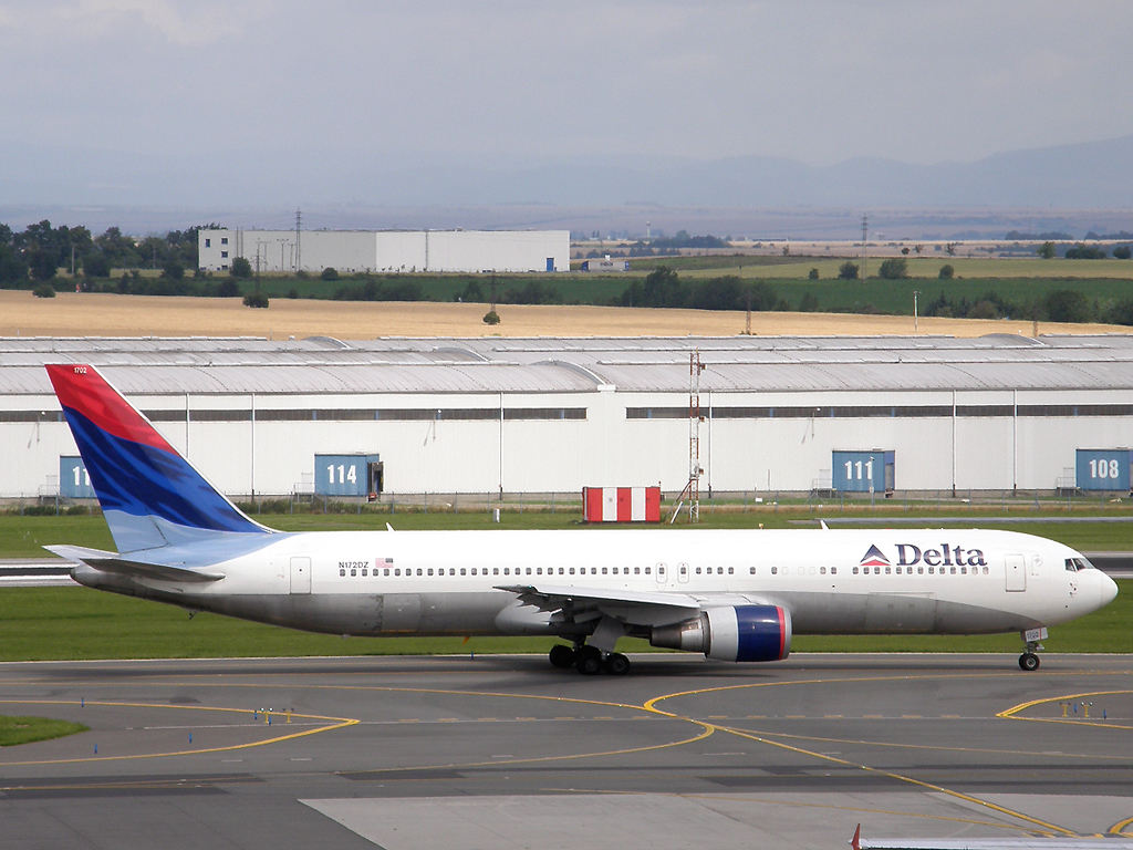 B767-332/ER Delta Air Lines N172DZ Prague_Ruzyne July_25_2009