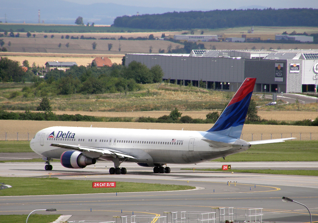 B767-332/ER Delta Air Lines N172DZ Prague_Ruzyne July_25_2009