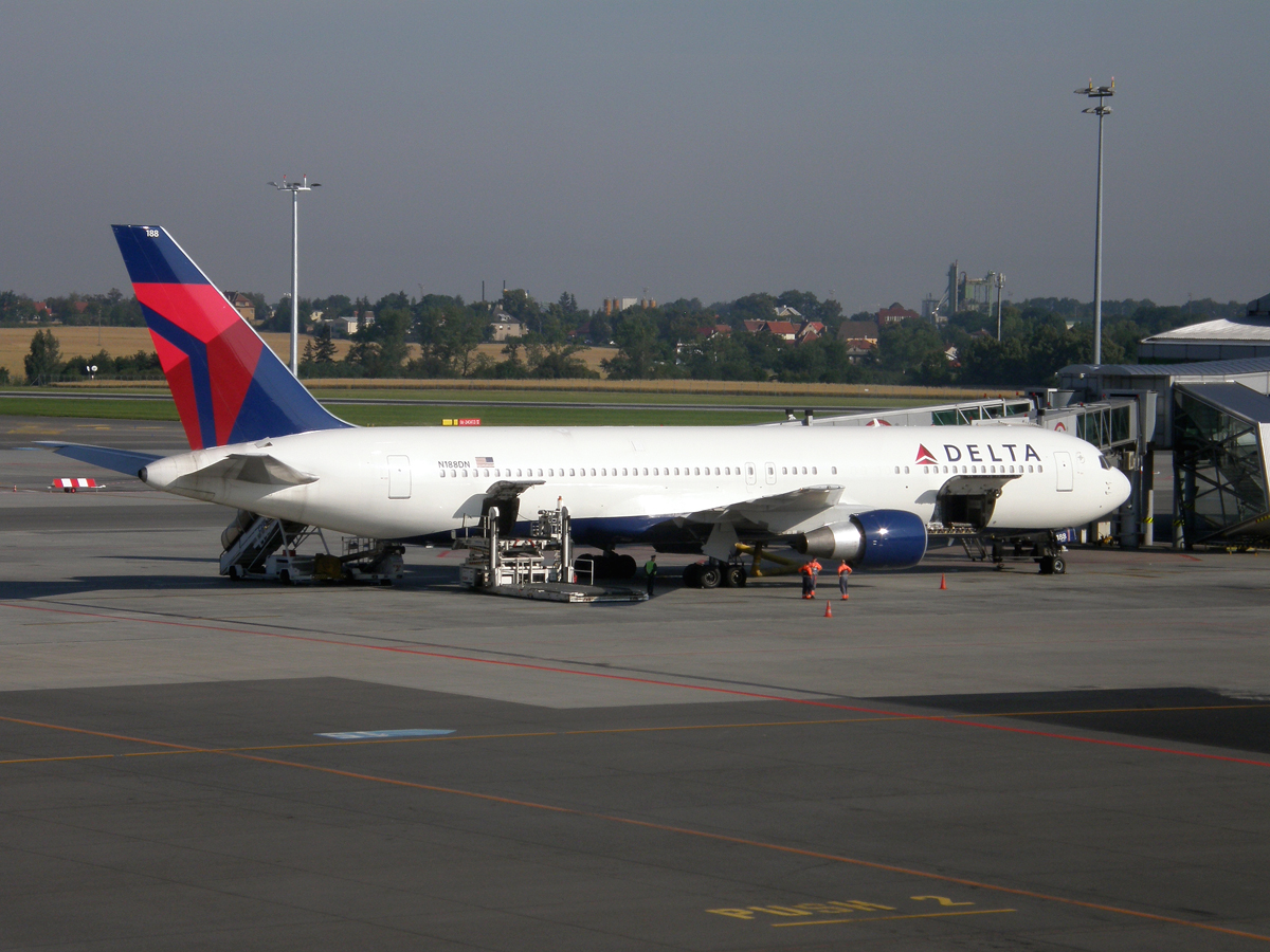 B767-332/ER Delta Air Lines N188DN Prague_Ruzyne July_29_2009